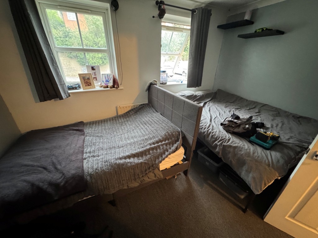 Lot: 16 - FREEHOLD MODERN TERRACE HOUSE FOR INVESTMENT - Bedroom 1